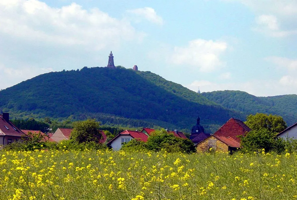 Blick von Nordosten zum Kyffhäuser. Foto: Von Mazbln - Eigenes Werk (taken by user on May 29, 2004), CC BY-SA 3.0, https://commons.wikimedia.org/w/index.php?curid=308562