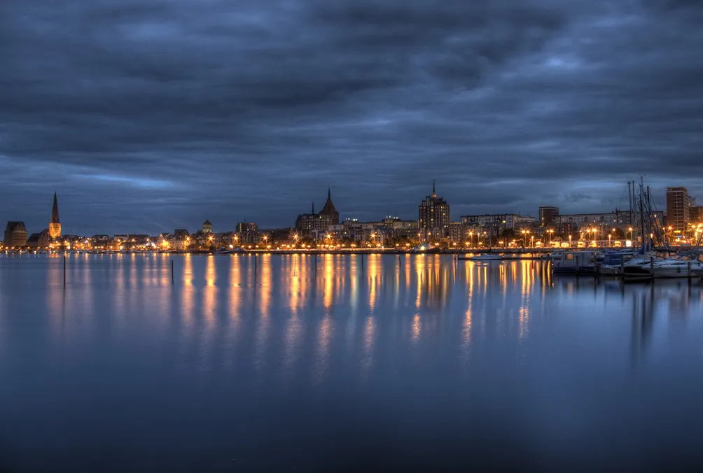 Rostocker Skyline am Abend.