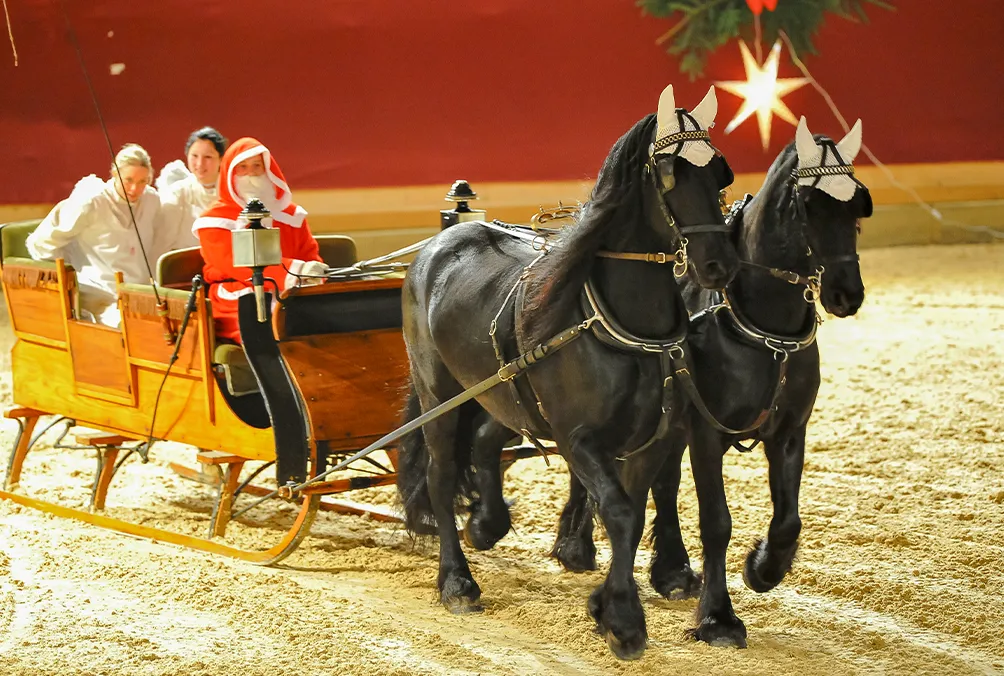 Weihnachtsschlitten mit vorgespannten Pferden.