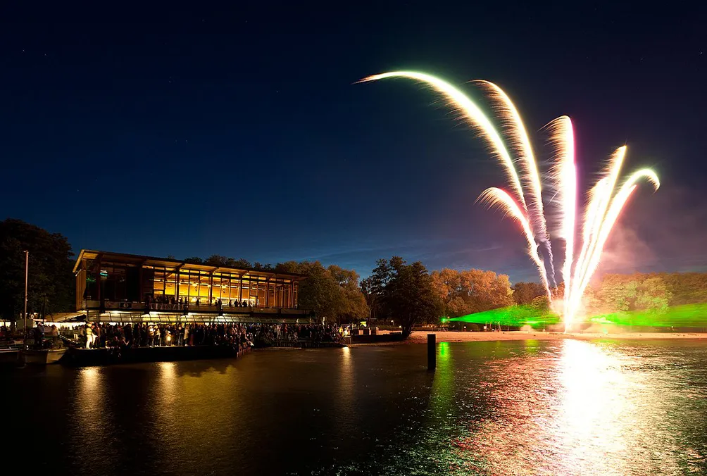 Blick auf die Müritz während der Veranstaltung „Müritz in Flammen“