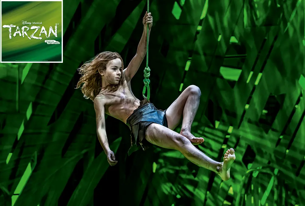 Ein junger Tarzan schwingt sich durch den Urwald.