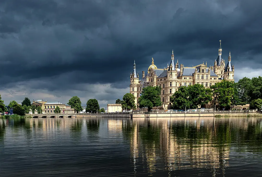 tagesfahrt-schwerin Wasserblick auf Schwerin in der Dämmerung